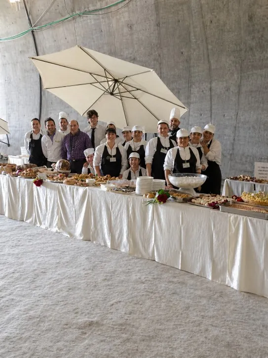 La brigata al completo dietro al buffet allestito per un evento