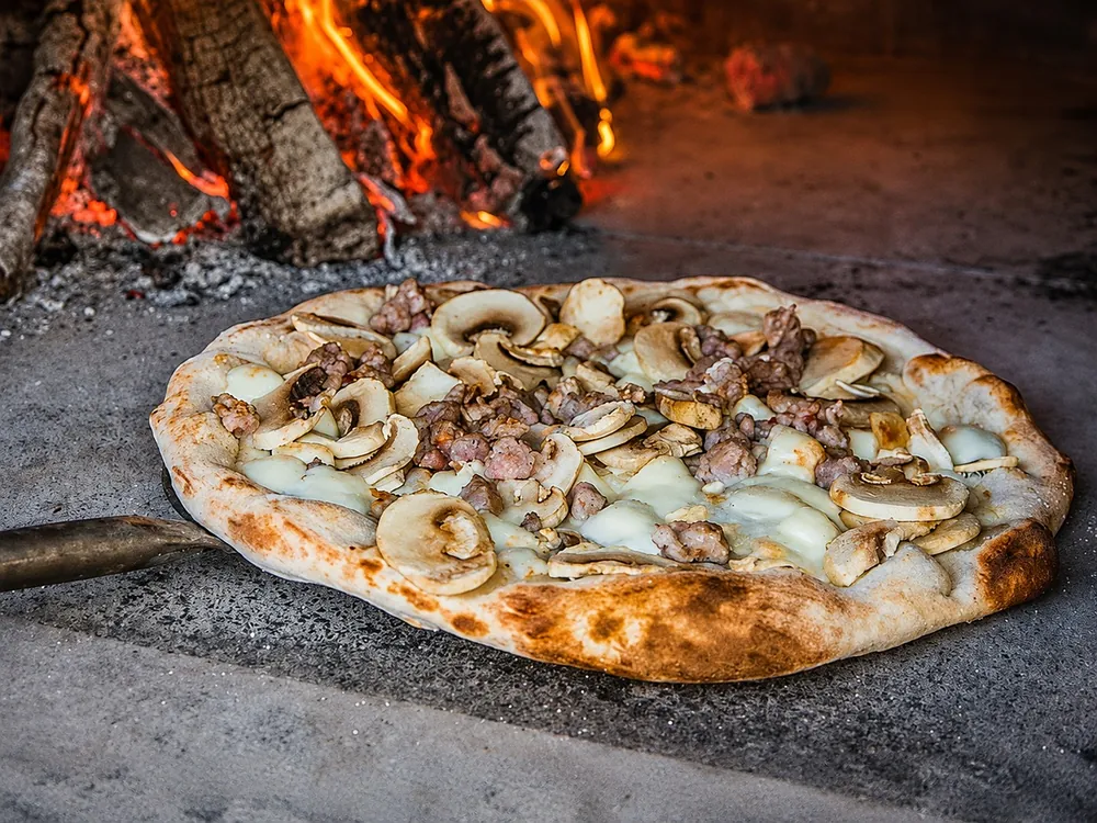 Pizza alla boscaiola, il piatto del segno Ariete secondo l'oroscopo alimentare